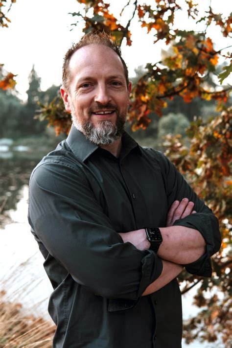 How to Leverage Community Feedback in P2P Transactions
